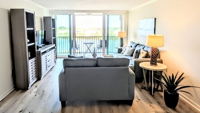 Foto del edificio - Seasonal/short term 2/2 condo rental with full water view on Longboat Key.