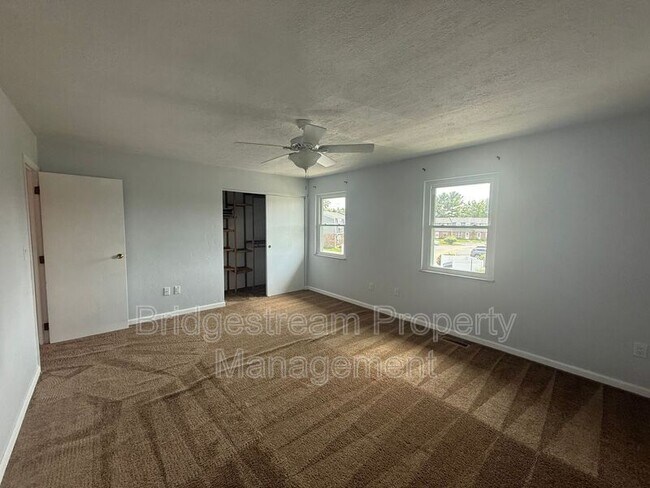 Foto del edificio - 3851 Hillsboro Dr