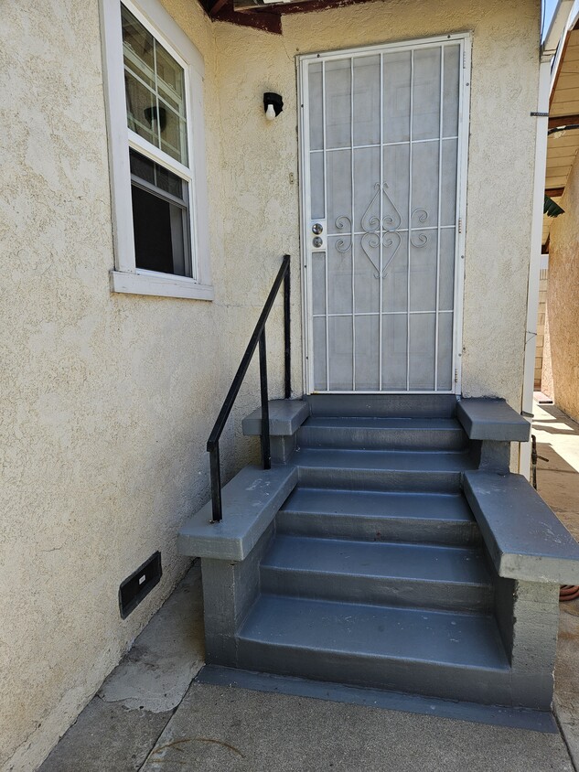 Puerta principal - 657 W Oliver St