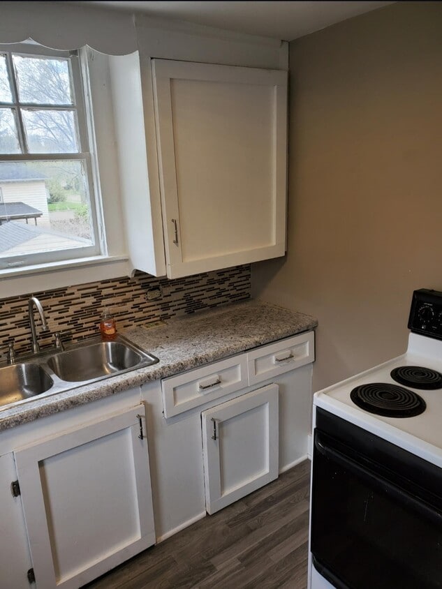 Kitchen - 3319 Jewell Ave