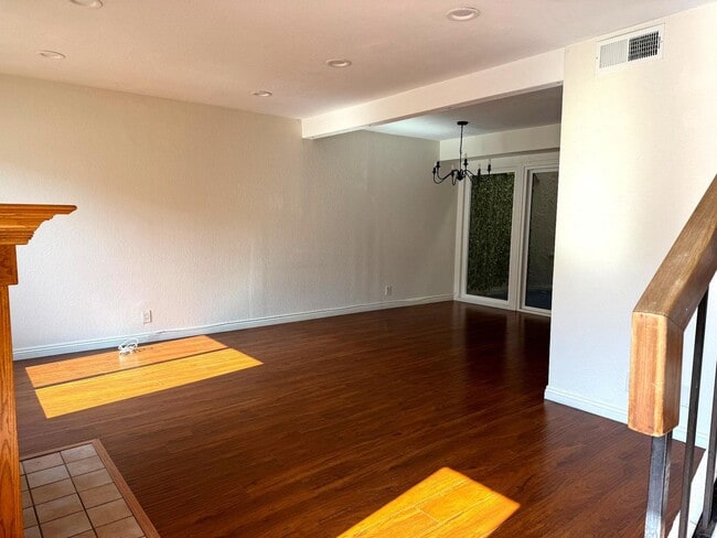 Building Photo - Beautiful 3 Bedroom 2.5 Bath