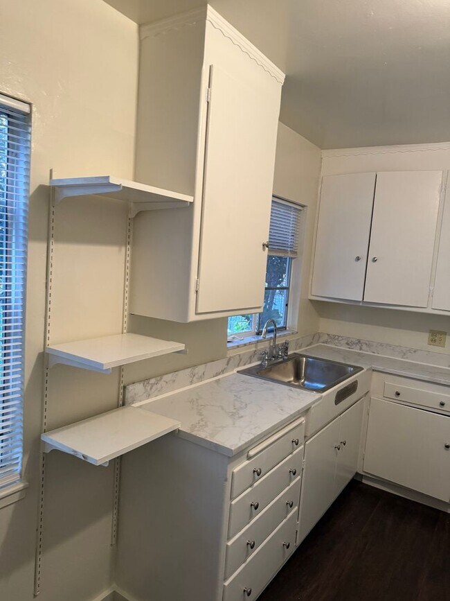 Foto del edificio - Updated Kitchen, Bathroom and Flooring in both! Great Location near Campus!