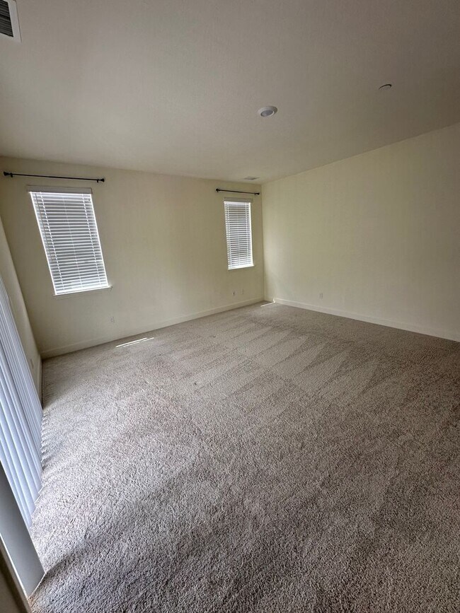 Foto del edificio - 4 Bedroom Beautiful Home