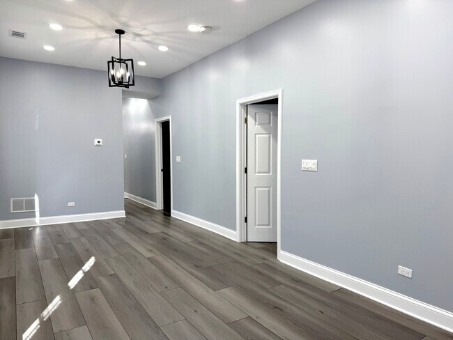 Foto del edificio - 1341 N Ashland Ave