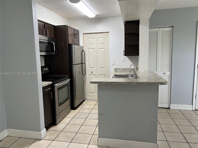 Building Photo - 1237 SW 46th Ave