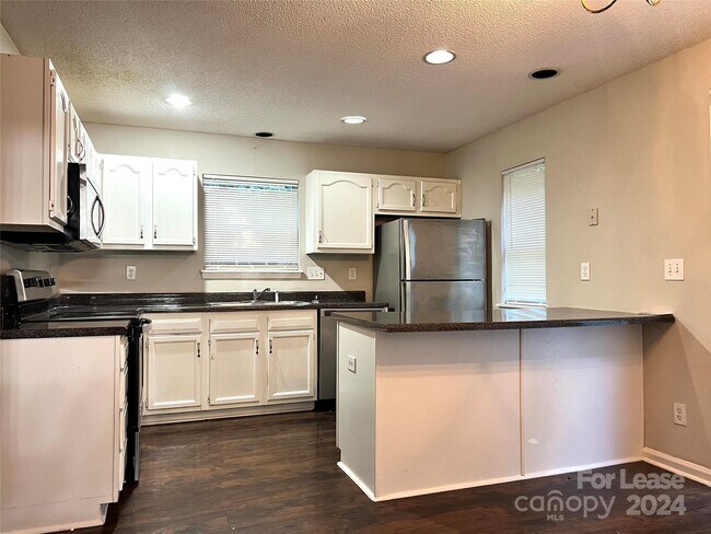 Foto del edificio - 3210 Summercroft Ln