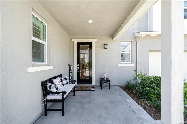 Building Photo - Stunning 4-Bedroom Home with Modern Elegance
