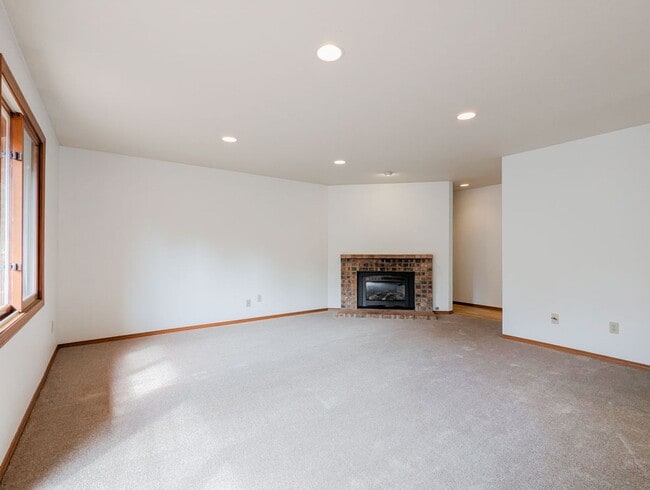 Building Photo - Move-in Ready 3 bed, 2 bath rambler w/ 2 c...