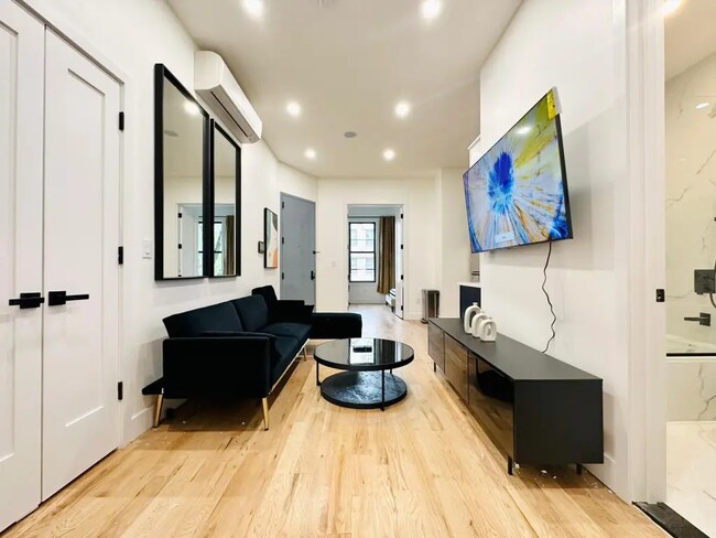 Building Photo - Furnished room/NOT APARTMENT