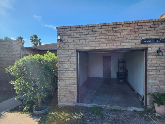 Building Photo - 603 Continental Dr