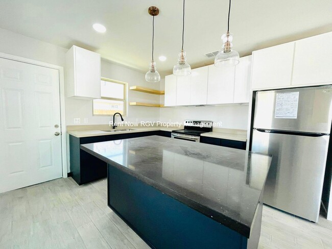 Building Photo - 3802 Las Vistas Ln
