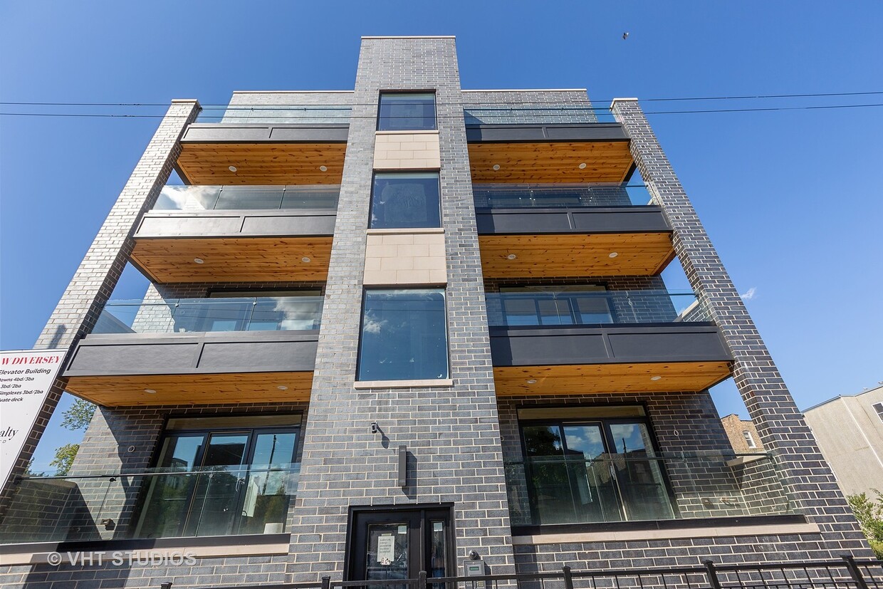 Primary Photo - 2518 W Diversey Ave
