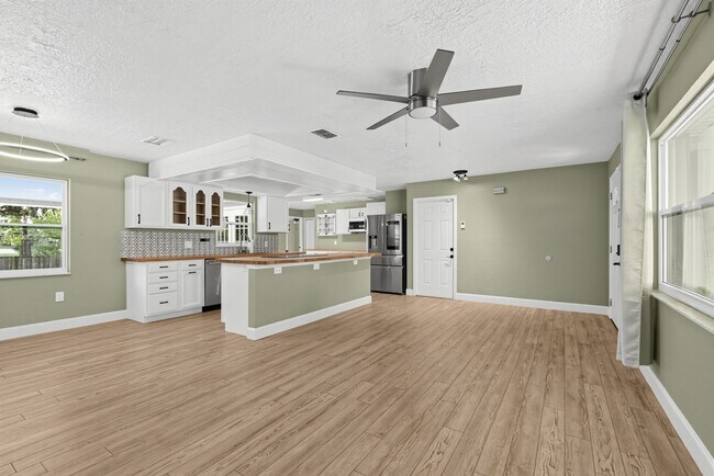 Building Photo - 855 Westport Dr
