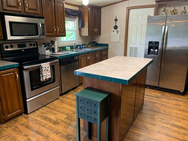 Foto del edificio - Welcome to this  4-bedroom, 2-bathroom home located in the picturesque Sevierville, TN.