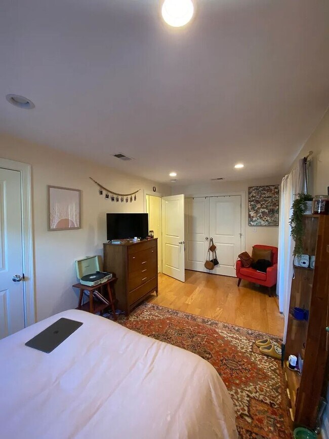 Foto del edificio - No Brokers Fee, No Security Deposit, In-Unit Washer and Dryer, Central Heat/AC, One Parking is In...