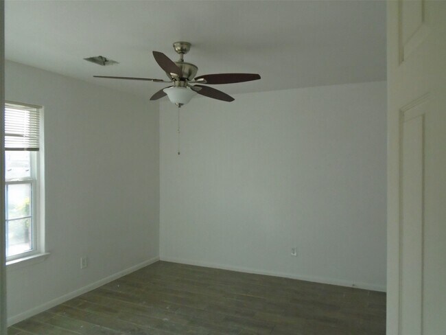 Foto del edificio - 13010 Dawn Hollow Ln