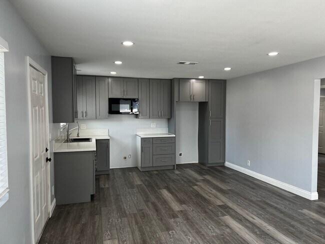 Foto del edificio - Remodeled 3 Bedroom 2 Bath House with 4 Ca...