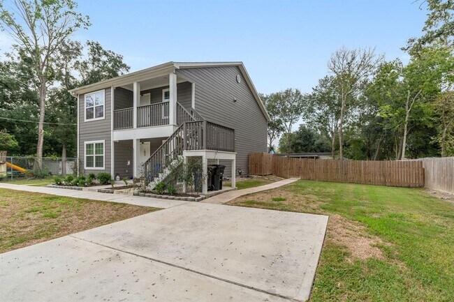 Building Photo - 2045 W Blum St