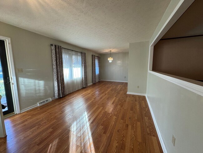 Foto del edificio - Spacious three bedroom, two bathroom with ...