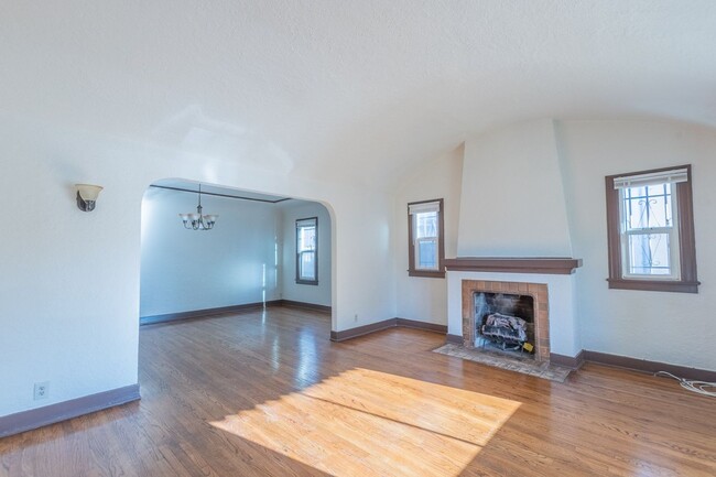 Building Photo - Beautiful 2 Bed +office, den garage, 1 Bath