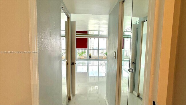 Foto del edificio - 555 NE 15th St