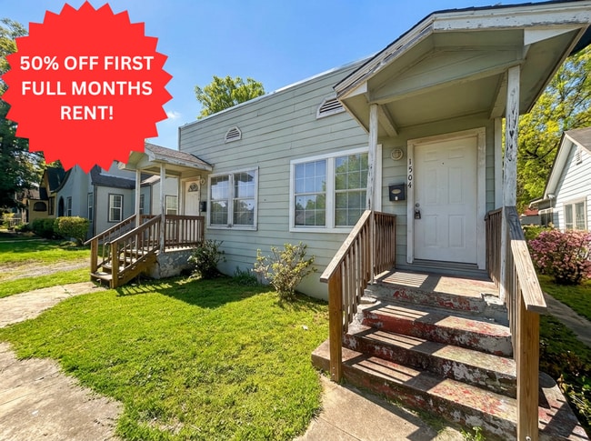 Building Photo - *MOVE IN SPECIAL* Charming Highland Park Duplex — Cozy City Living in the Heart of San Antonio