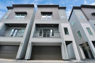 Building Photo - 3024 Live Oak St