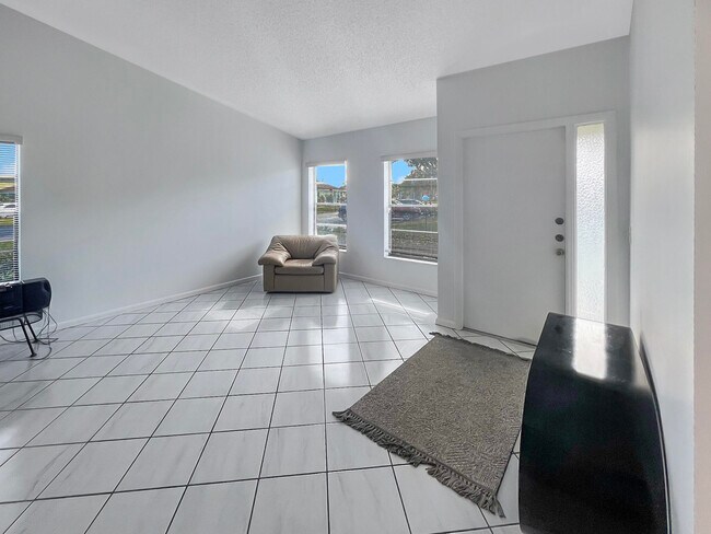 Building Photo - 4283 Willow Brook Cir