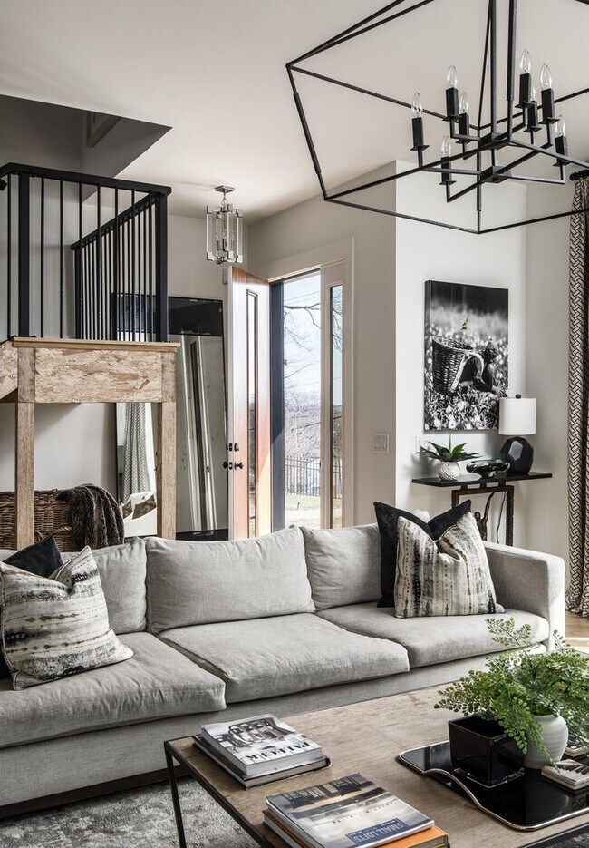 Foto del edificio - Urban City Living with roof top deck!