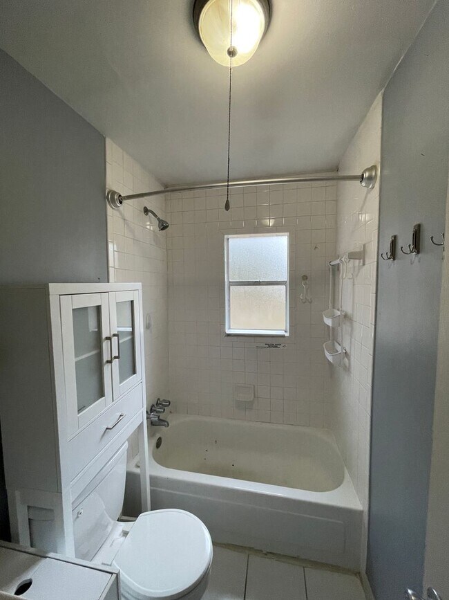 Building Photo - 2 Bedroom in West Pensacola