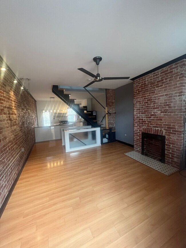 Building Photo - Stylish 2-bedroom modern townhome in the South Side Slopes