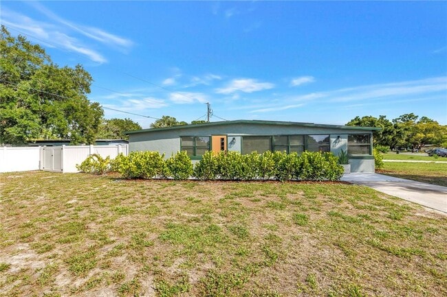 Foto del edificio - 7599 Meadowlawn Dr N