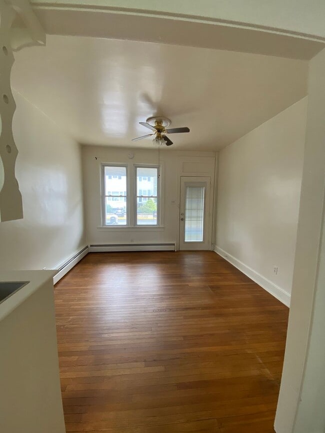 Building Photo - Single family semi-detached home