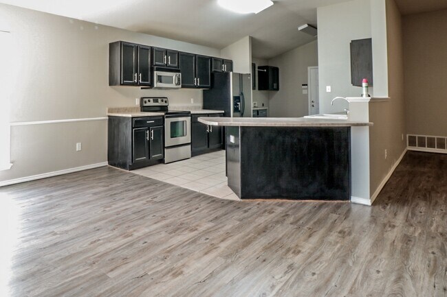 Foto del edificio - 4Bed/2Bath Available 11/10 !