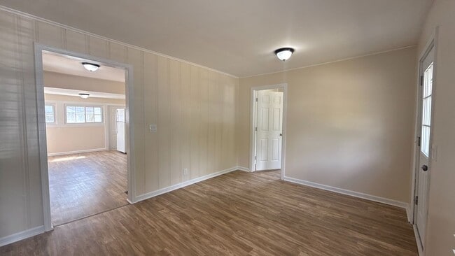 Building Photo - 905 Vanderburgh Ave