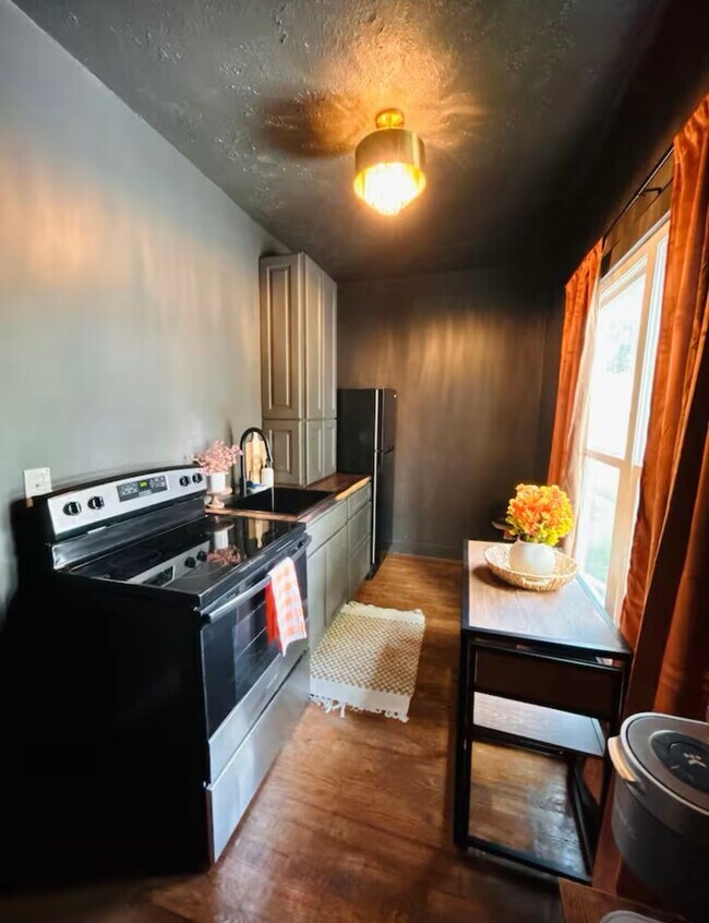 Foto del edificio - Knoxville 37920 - 1 bedroom, 1 bath studio apartment with all utilities included in rent - Contac...