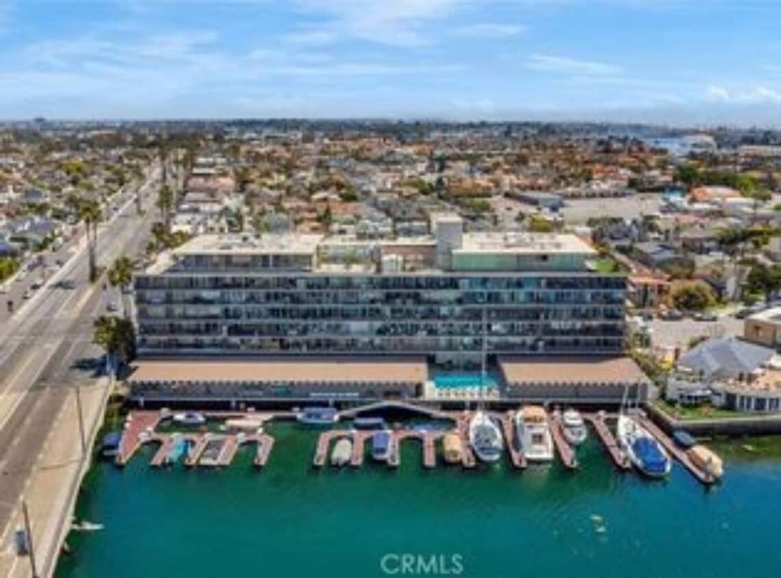 Primary Photo - Spacious 2 Bedroom 2 Baths Condo with Wate...