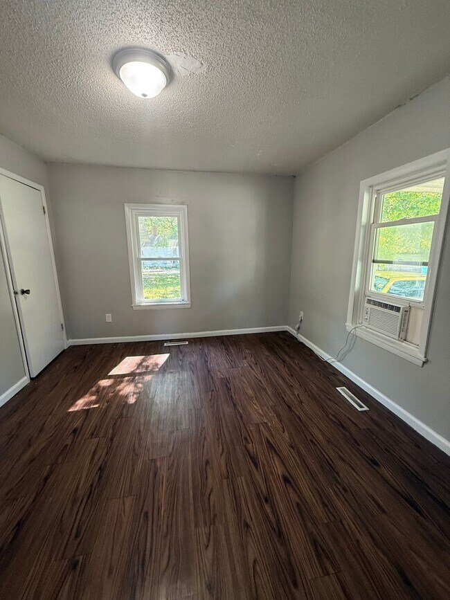 Foto del edificio - Spacious 2 bedroom 1 bathroom duplex Available NOW!!!