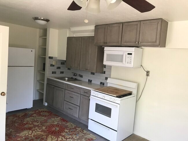 Kitchenet - 36 Goree Ct
