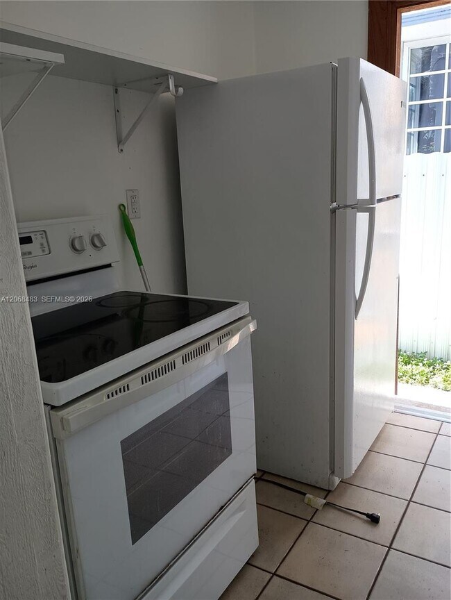 Foto del edificio - 8132 Harding Ave