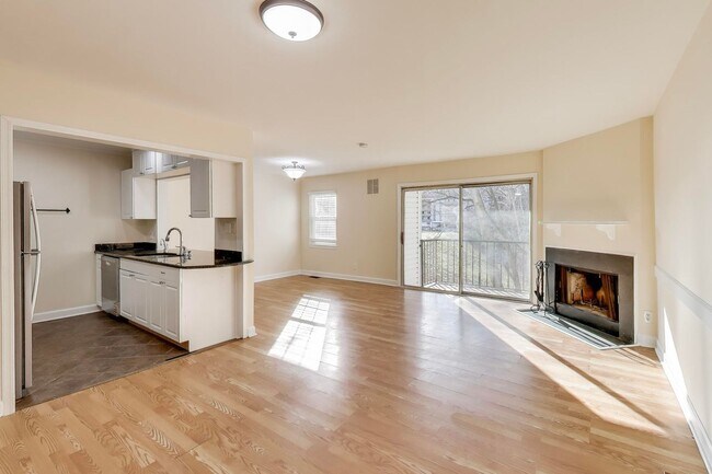 Foto del edificio - FRESH & READY -- Elegant 3 bedroom, 2.5 bath - 2 Level Condo!