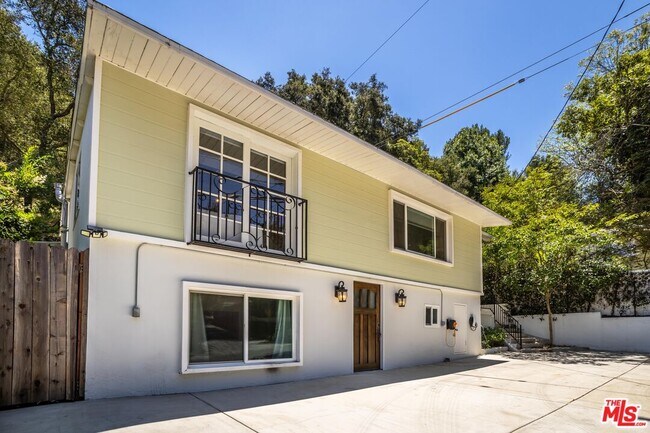 Building Photo - 8876 Wonderland Ave