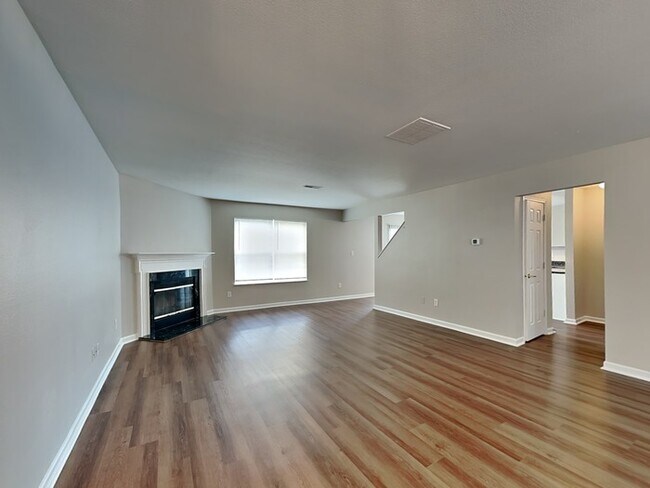 Building Photo - 3 bed 2.5 bath with over 1,700 sq. ft.!