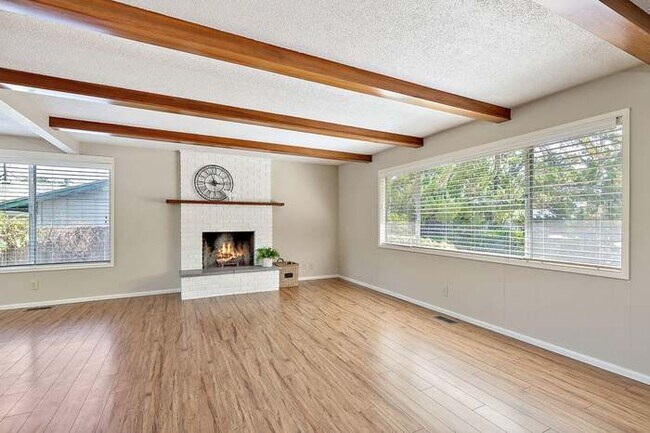 Foto del edificio - 735 Oak Knoll Dr