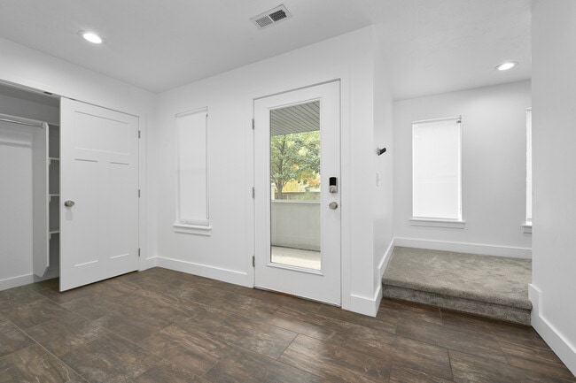 Building Photo - 315 W Reed Ave