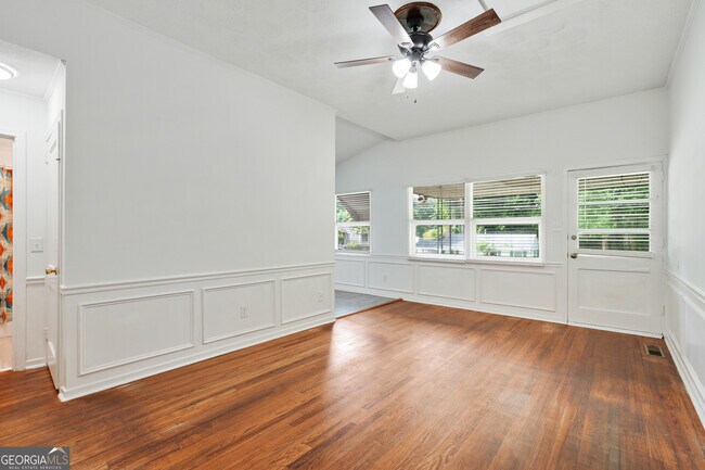 Building Photo - 148 Lake Dr