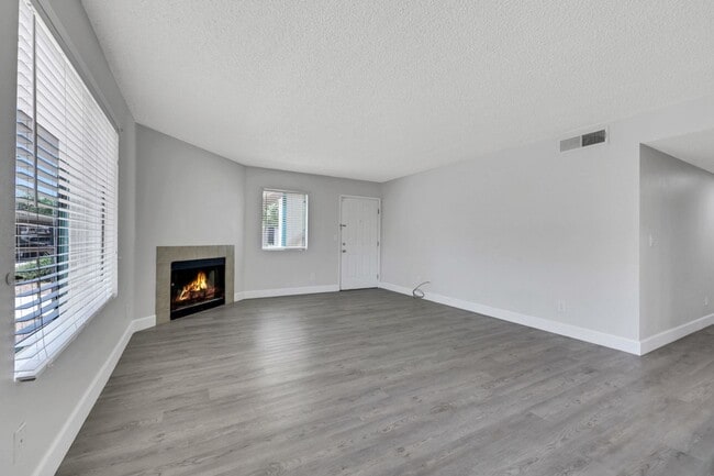 Building Photo - Gorgeous Remolded 2 bedroom condo