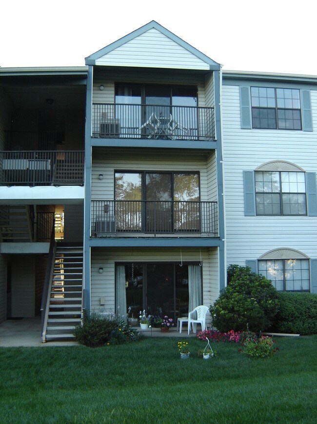 Foto del edificio - 98 Canterbury Ct