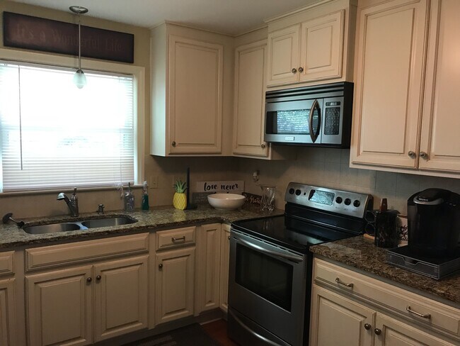 Building Photo - 1244 Camelot Dr