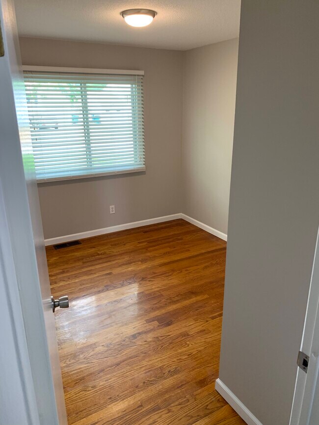 Dormitorio 3, suelo de madera noble - 11934 Holly Brook Dr